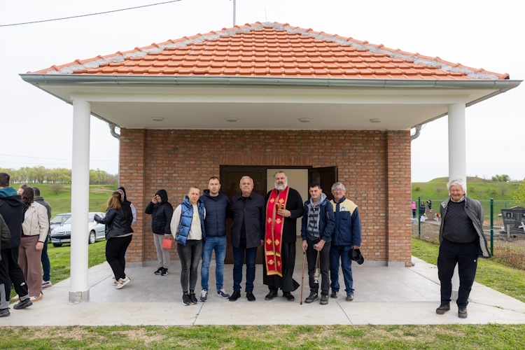 ZAVRŠENA I OSVEĆENA KAPELA NA SEOSKOM GROBLJU U POTPORNJU...